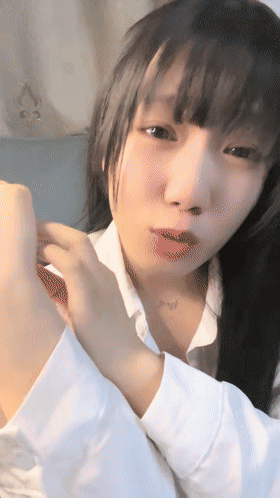❤♡幼齿萝莉~ 02小美 裸体扒穴自慰喷水~不小心被操几下 图 01