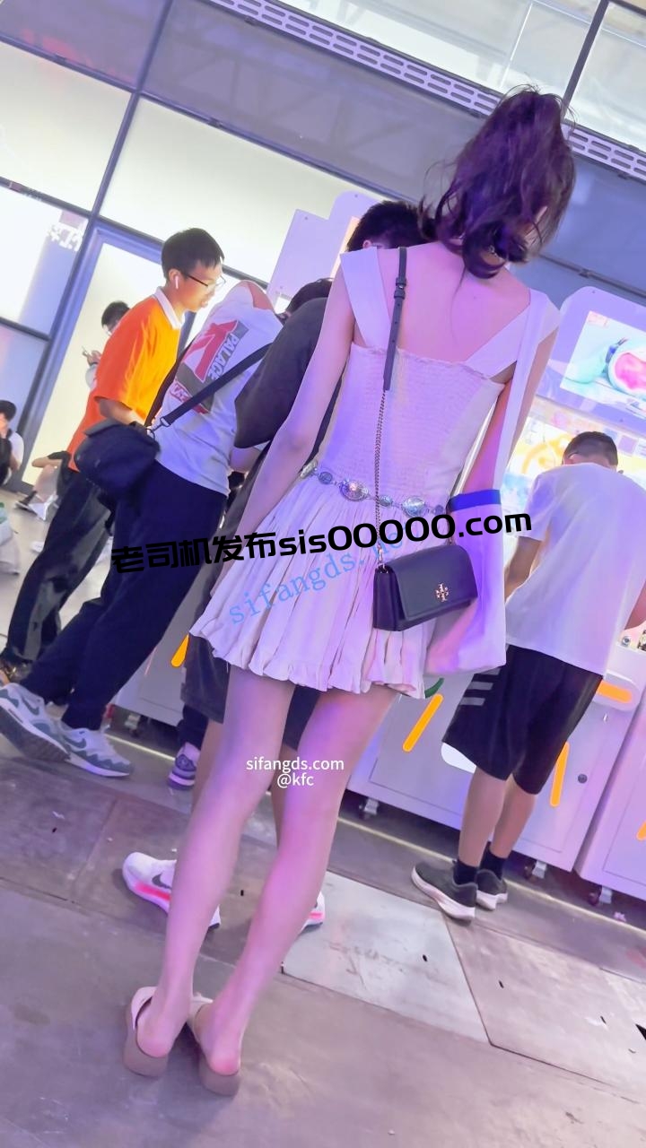 KFC 女主播直播和大哥互动·一直在笑没发现裙下被CD漏毛 图 01