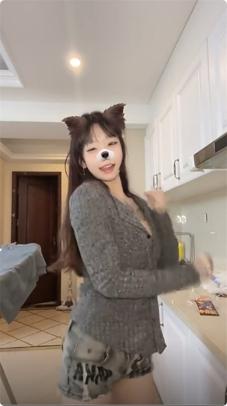 抖音 小姜姜 气质精神小妹 露点 自慰 掰开B特写【1V】【143M】