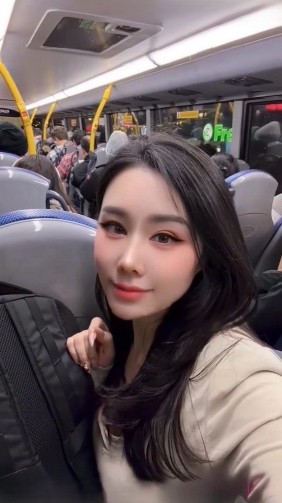 推特性爱大师95后绿帽情侣美腿女王「汐梦瑶」《公交车挑战》今日挑战爆满公车，男友把精液射在我的鞋子上，若无其事大摇大摆的下车【1V】【981M】