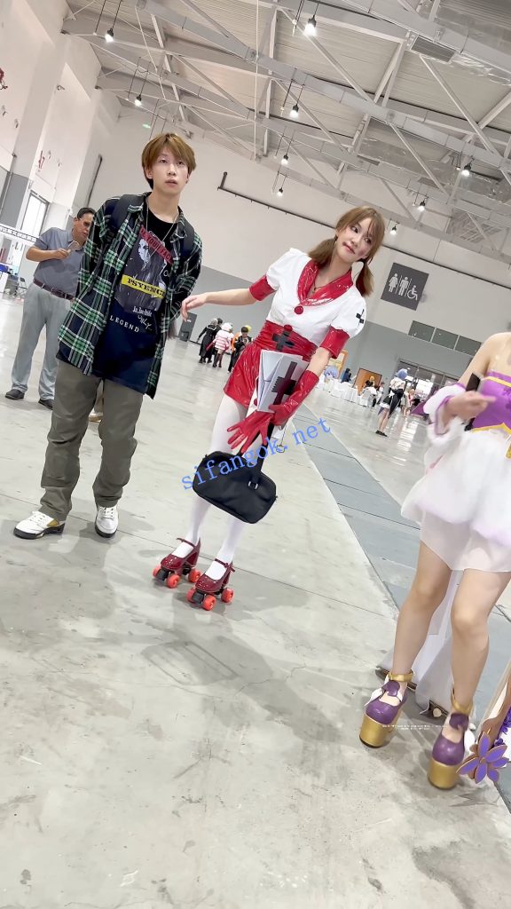 【KFC】新手学妹玩轮滑·一直扭动露出白丝屁股·真怕摔我怀里【1V】【517M】