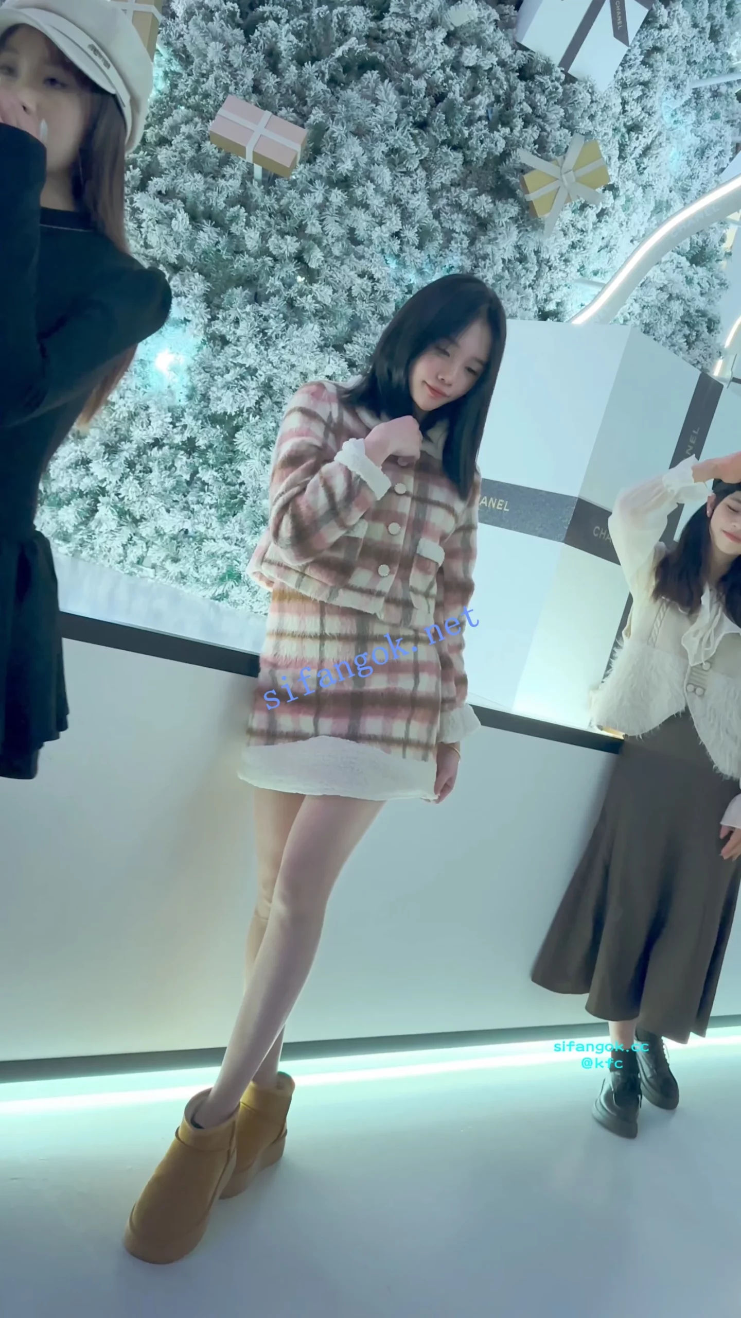 【KFC】可爱甜妹冬天穿超薄肉丝拍照·黑色内内前后CD