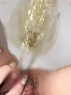 推特呲尿大比拼 各种妹妹放尿给你看 比比谁的穴嫩尿的远 图 08