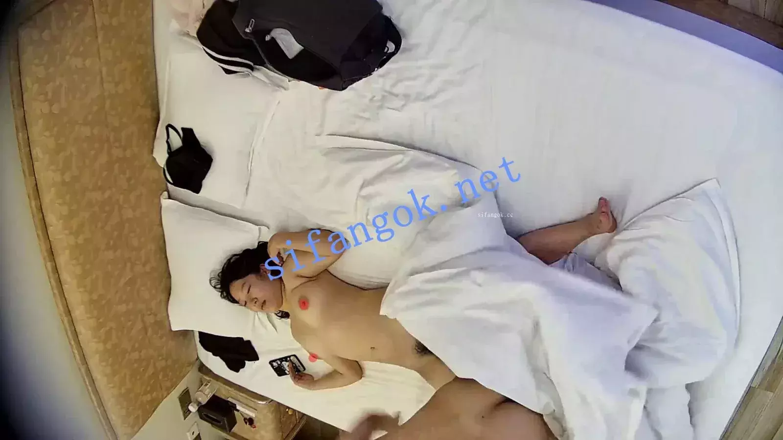 ❤️20260608❤️眼镜妹和粉T恤男友钟点房内怒操一场后离场 图 04