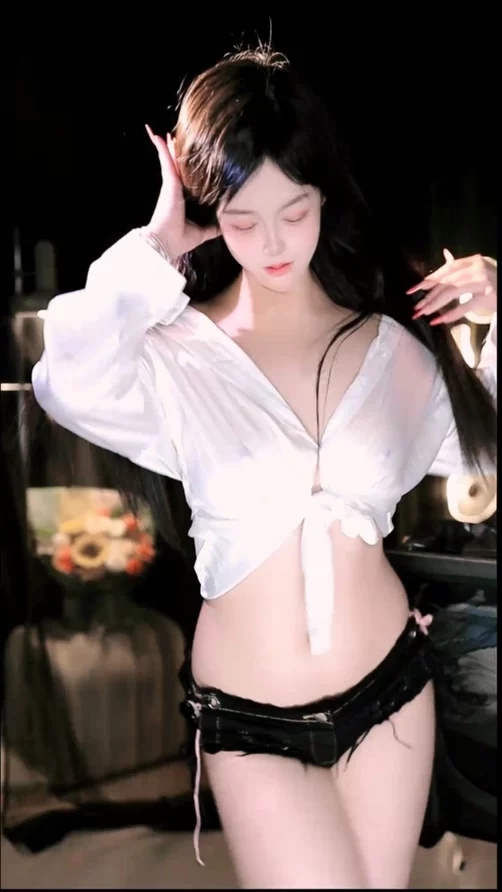 【来秀】A小虎牙 牛逼了 白色衬衫先凸奶头后直接漏奶头5v#1