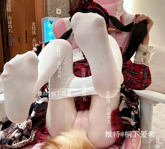 小蛋糕品尝员 [足交] 15分钟 足控萝莉《绝区零千夏袜套厚底鞋足交》[1V-1.78G]